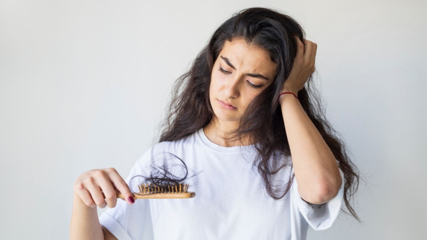 Hair Loss: జుట్టు రాలే సమస్య.. ఈ సంకేతాలు కనిపిస్తే ఈజీగా తీసుకోవద్దు