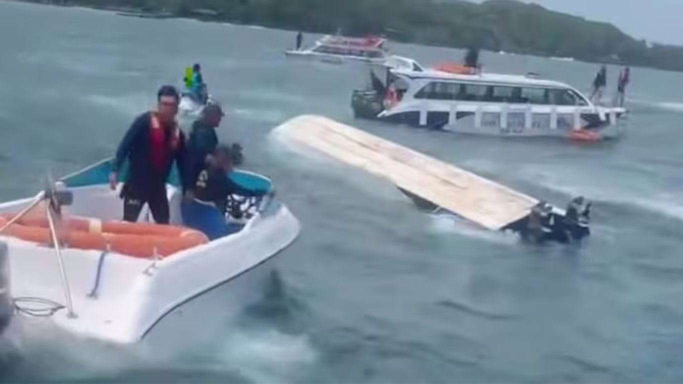 Boat capsizes in Vietnam