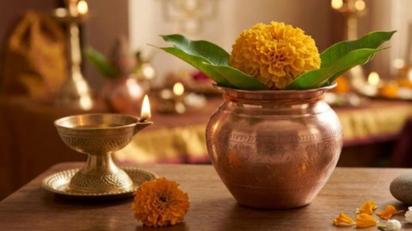 Religion  పూజా గదిలో నీటి లోటా ఉంచడం వెనుక రహస్యం ఇదే!: రాగి పాత్రలోని జలంతో ఈ చిన్న పరిహారం చేస్తే మీ ఇంటికి లక్ష్మీ కటాక్షం ఖాయం!